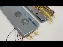 Painel de controlo do elevador montado na superfície de um espelho de aço inoxidável